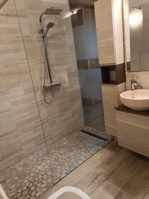 Douche, séchoir à cheveux, bidet, serviettes fournies