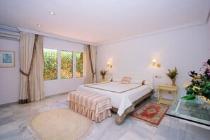 4 bedrooms, iron/ironing board, bed sheets