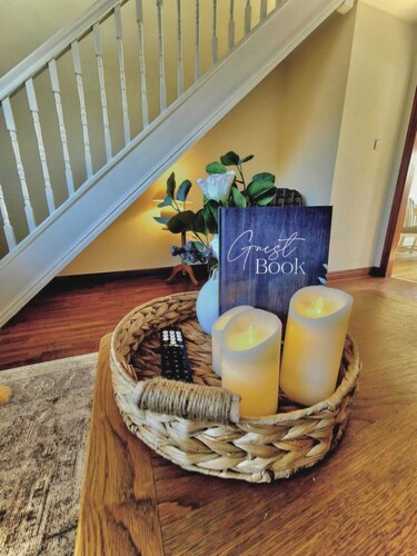 BOWLING GREEN COTTAGE, Pet friendly, country village location, Sleeps 6