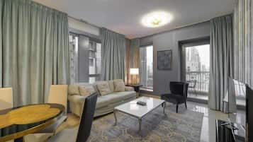 Apartamento, sacada, vista para a cidade | Área de estar | TV de tela plana