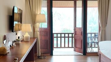 Premium Double Room, Garden View | Room amenity