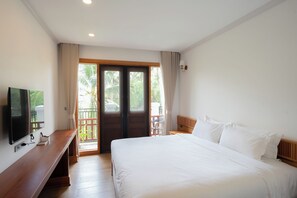 デラックス ダブルルーム バルコニー | ミニバー、デスク、WiFi (無料)、ベッドシーツ