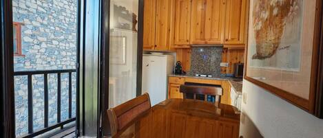 Geladeira, micro-ondas, fogão, torradeira