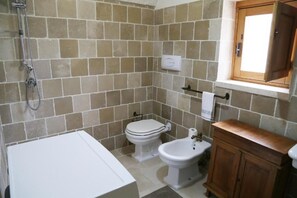 Een douche, een haardroger, een bidet, handdoeken