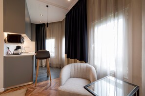 Standard Studio, City View | Private kitchen | Fridge, microwave, stovetop, dishwasher - AVENIDA LOFTS (A Coruna)