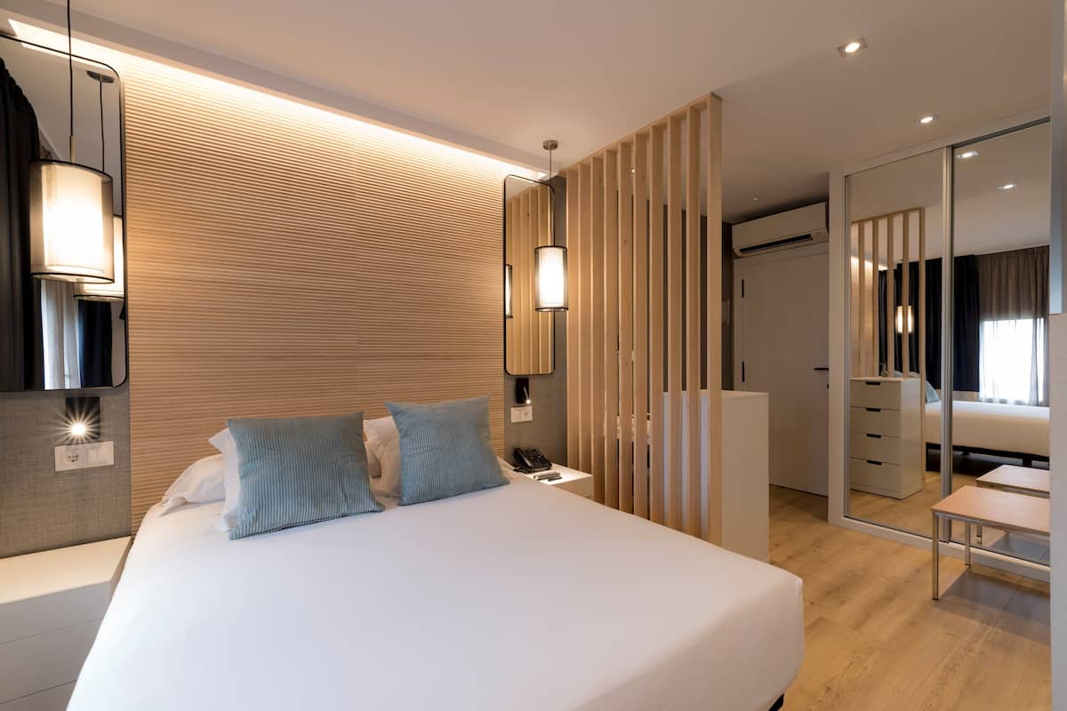 Basic Studio, City View | Peti besi dalam bilik, meja, ruang kerja komputer riba