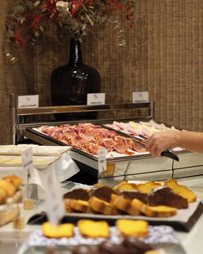 Tägliches Frühstücksbuffet (12 EUR pro Person)