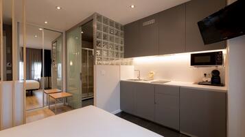 Estudi bàsic, vistes a la ciutat | Cuina privada | Frigorífic, microones, placa de cuina i rentaplats