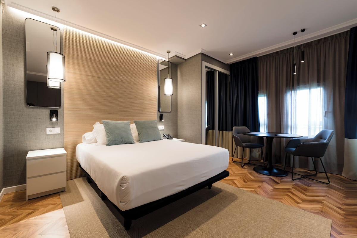 Standard Studio, City View | Peti besi dalam bilik, meja, ruang kerja komputer riba