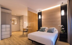 Superior-Studio, Stadtblick | Zimmersafe, Schreibtisch, laptopgeeigneter Arbeitsplatz