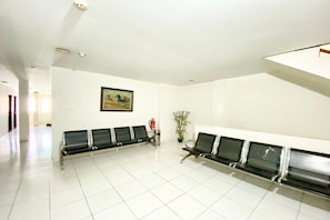 Lobby sitting area - Hotel O Jodoh Near Grand Batam Mall Formerly Agung Hotel (Batam)