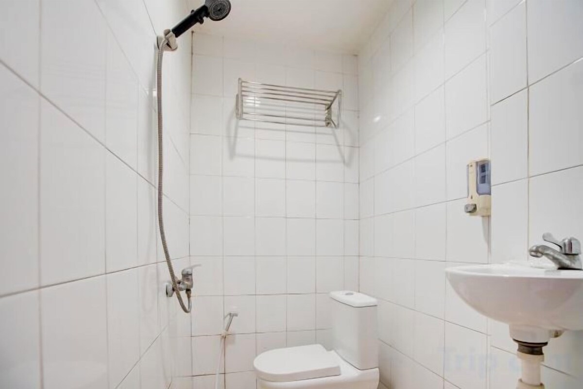 Shower, free toiletries, towels, soap