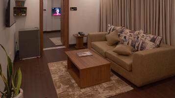 Suite económica, balcón, vistas a la ciudad | 1 dormitorio, caja fuerte, escritorio y sistema de insonorización