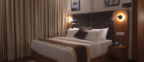 Double or Twin Room | 1 bedroom, in-room safe, desk, soundproofing