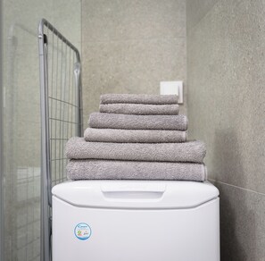 Apartamento clássico, vista para o jardim | Banheiro | Chuveiro, secador de cabelo, toalhas de banho, sabonete