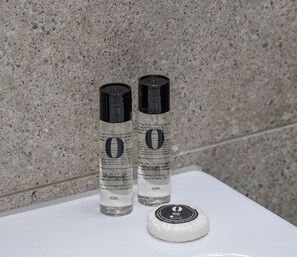 Classic Apartment, Garden View | Bathroom | Shower, hair dryer, towels, soap - Apartament w Śródmieściu Odnowa (Wroclaw)