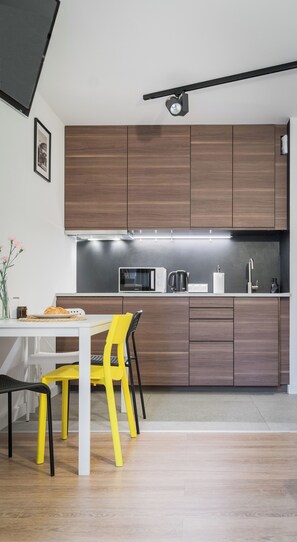 Classic Apartment, Garden View | Private kitchenette