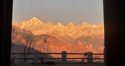 1-bedroom With KING SIZE bed & breakfast in lovely Munsyari with WiFi,