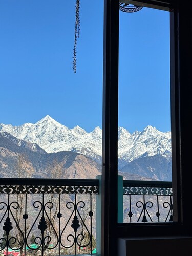 1-bedroom With KING SIZE bed & breakfast in lovely Munsyari with WiFi,