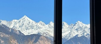 1-bedroom With KING SIZE bed & breakfast in lovely Munsyari with WiFi,