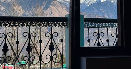 1-bedroom With KING SIZE bed & breakfast in lovely Munsyari with WiFi,