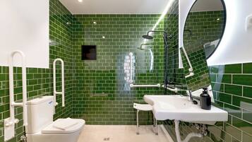 Studio, toegankelijk voor rolstoelgebruikers, niet-roken | Badkamer | Een douche, een haardroger, handdoeken, zeep