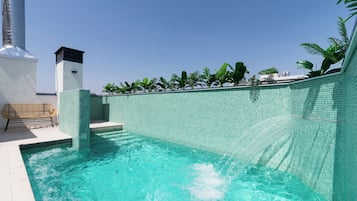 Una piscina al aire libre de temporada