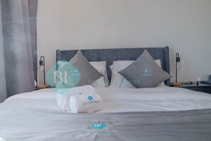 Caja de seguridad en la habitación y tabla de planchar con plancha