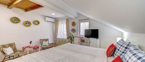 2 bedrooms, iron/ironing board, free WiFi, bed sheets