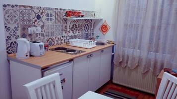 Vattenkokare, brödrost och grytor/köksredskap