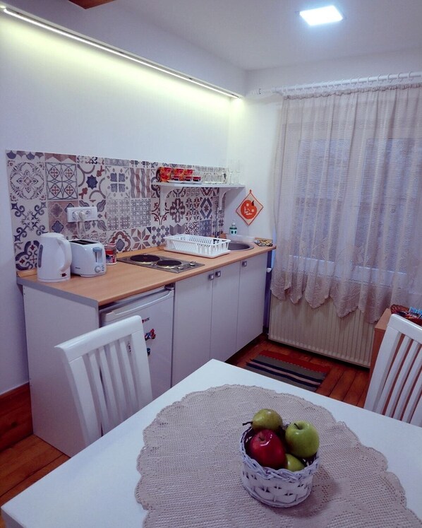 Electric kettle, toaster, cookware/dishes/utensils