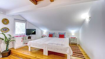 2 bedrooms, iron/ironing board, free WiFi, bed sheets