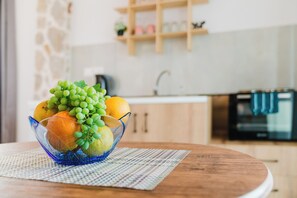 Fridge, oven, stovetop, electric kettle