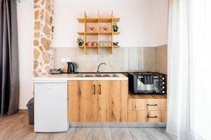 Fridge, oven, stovetop, electric kettle