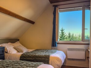 3 makuuhuonetta, tallelokero huoneessa, vauvan matkasänky