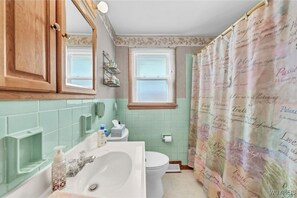 Haartrockner, Handtücher, Seife, Toilettenpapier