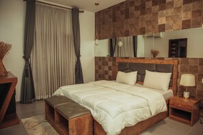 3 Schlafzimmer, Schreibtisch, Bügeleisen/Bügelbrett, WLAN