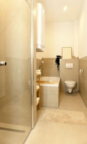 Douche, sĂšche-cheveux, serviettes fournies, savon