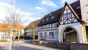A traditional half-timbered building with a sign reading "Dachperle" and "Turmstube". - Turmstube - 110 m² design apartment in Kürnbach, Auszeitapartments (Kürnbach)