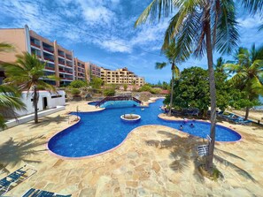 Una piscina al aire libre