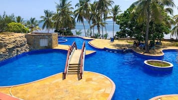 Una piscina al aire libre