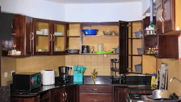 Réfrigérateur, micro-ondes, four, cafetière/bouilloire