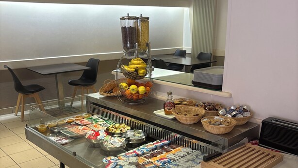 Zona de buffet con diversas opciones de comida y un mostrador de autoservicio.