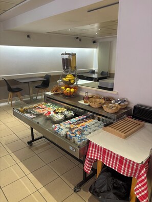 A buffet area with various food items and a self-service station. - Hôtel l'Ange Couronnée (Belleville-en-Beaujolais)