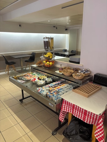 Se ofrece un desayuno bufé todos los días (por un coste adicional). Hôtel l'Ange Couronnée
