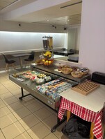 Desayuno buffet diario (EUR 11.90 por persona)