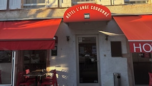 Un edificio con un cartel que dice HOTEL L'ANGE COURONNE.
