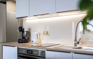 Deluxe Apartment | Private kitchenette | Electric kettle
