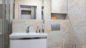 Deluxe Apartment | Bathroom