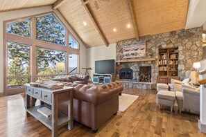 Smart TV, chimenea, videojuegos y futbolito